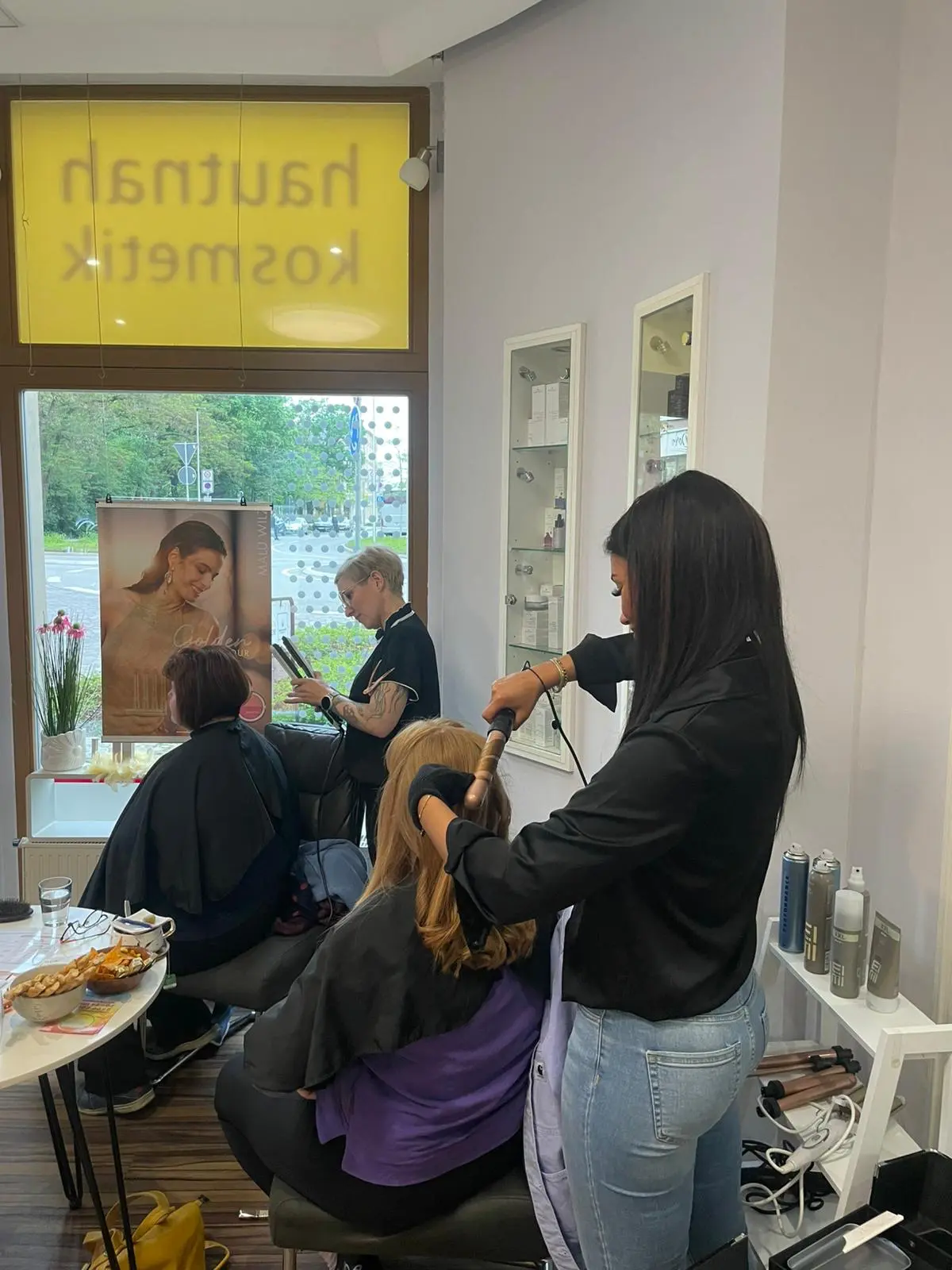 Make-up Beratung mit Spiegel bei Hautnah Kosmetik Wittenberg